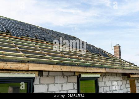 Carreaux de céramique de toit disposés en paquets sur le toit sur les lattes de toit. Préparation pour la pose de carreaux sur un toit à boaron. Banque D'Images