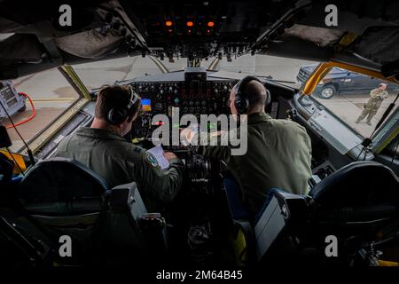 A ÉTATS-UNIS Le KC-135R de la Force aérienne avec la 108th Escadre de la Garde nationale aérienne du New Jersey est préparé pour un vol d'entraînement sur la base interarmées McGuire-dix-Lakehurst, New Jersey, 31 mars 2022. Les Stratotankers affectés aux « Tigers » de l'escadron de ravitaillement en air 141st permettent à l'escadre de soutenir le Commandement de la mobilité aérienne par le ravitaillement en plein air et le soutien des ponts aériens pour les opérations d'urgence à l'étranger et la défense du territoire. Banque D'Images