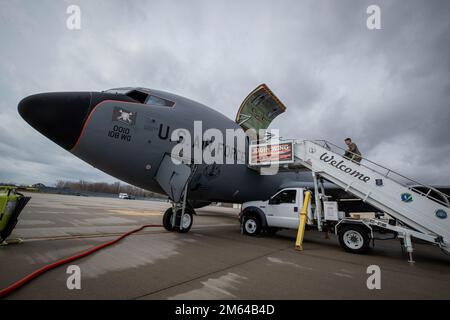 A ÉTATS-UNIS Le KC-135R de la Force aérienne avec la 108th Escadre de la Garde nationale aérienne du New Jersey est préparé pour un vol d'entraînement sur la base interarmées McGuire-dix-Lakehurst, New Jersey, 31 mars 2022. Les Stratotankers affectés aux « Tigers » de l'escadron de ravitaillement en air 141st permettent à l'escadre de soutenir le Commandement de la mobilité aérienne par le ravitaillement en plein air et le soutien des ponts aériens pour les opérations d'urgence à l'étranger et la défense du territoire. Banque D'Images