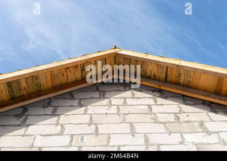 La partie supérieure du toit est entièrement recouverte de planches, les murs bruts et les treillis de toit sont visibles. Banque D'Images