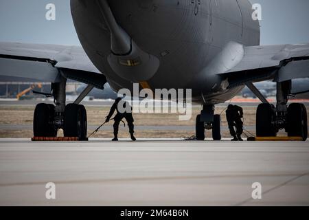 A ÉTATS-UNIS Le KC-135R de la Force aérienne avec la 108th Escadre de la Garde nationale aérienne du New Jersey est préparé pour un vol d'entraînement sur la base interarmées McGuire-dix-Lakehurst, New Jersey, 31 mars 2022. Les Stratotankers affectés aux « Tigers » de l'escadron de ravitaillement en air 141st permettent à l'escadre de soutenir le Commandement de la mobilité aérienne par le ravitaillement en plein air et le soutien des ponts aériens pour les opérations d'urgence à l'étranger et la défense du territoire. Banque D'Images