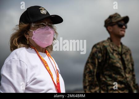 Un éducateur du district de recrutement de 12th écoute les instructions lors d’un atelier d’éducateurs à Edson Range, Camp Pendleton, en Californie, 31 mars 2022. Les éducateurs ont passé la matinée à apprendre le tir et le fusil de service M16A4. Banque D'Images