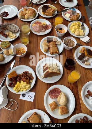 Table remplie de plats pour le petit déjeuner Banque D'Images