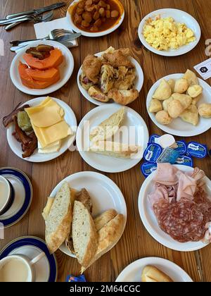 Table remplie de plats pour le petit déjeuner Banque D'Images