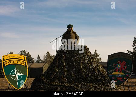 Le lieutenant-colonel Daniel Andrä, commandant du bataillon de la présence avancée renforcée de l'OTAN en Lituanie, fait ses remarques dans le cadre d'une exposition statique organisée pour commencer l'exercice Rising Griffin à la zone d'entraînement de Pabrade, Lituanie, 31 mars 2022. Les membres de l'Alliance de l'Atlantique Nord qui ont participé à l'événement ont présenté certaines de leurs capacités de protection de la force pour rassurer leurs alliés de leur dévouement envers leur défense commune. Banque D'Images