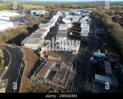 Vue aérienne de nouvelles maisons modulaires en construction sur un ancien site industriel de friches industrielles à Hereford pour Stonewater par Ilke Homes janvier 2023 Banque D'Images