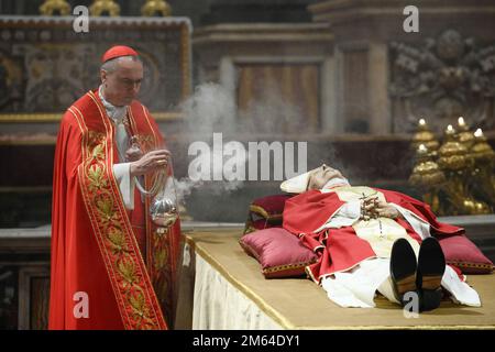 Vatican, Vatican. 02nd janvier 2023. Italie, Rome, Vatican, 2023/1/1.Traduction du corps du Pape émérite Benoît XVI du Monastère Mater Ecclesiae à Saint-Jean Basilique Saint-Pierre au Vatican Photographie par les médias du Vatican/presse catholique photo . LIMITÉ À L'USAGE ÉDITORIAL - PAS DE MARKETING - PAS DE CAMPAGNES PUBLICITAIRES crédit: Agence de photo indépendante/Alamy Live News Banque D'Images