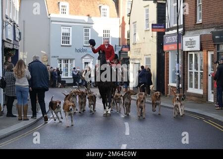 Maldon Essex, Royaume-Uni. 2nd janvier 2023. L'Essex avec Farmers and Union Hunt Parade le long de Maldon High Street pour leur réunion annuelle du jour de l'an accueilli par des centaines de personnes ainsi qu'un petit groupe de manifestants Hunt. Habituellement tenu le jour du nouvel an, mais la chasse ne passe pas un dimanche, donc pour 2023 elle a eu lieu le lundi des jours fériés. Crédit : MARTIN DALTON/Alay Live News Banque D'Images