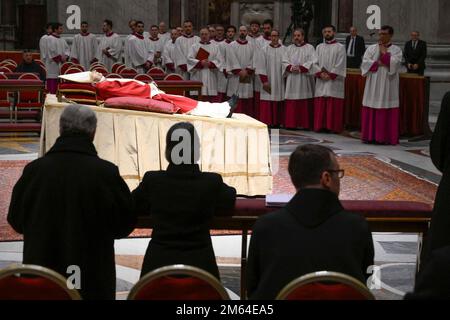 Vatican, Vatican. 02nd janvier 2023. Italie, Rome, Vatican, 2023/1/1.Traduction du corps du Pape émérite Benoît XVI du Monastère Mater Ecclesiae à Saint-Jean Basilique Saint-Pierre au Vatican Photographie par les médias du Vatican/presse catholique photo . LIMITÉ À L'USAGE ÉDITORIAL - PAS DE MARKETING - PAS DE CAMPAGNES PUBLICITAIRES crédit: Agence de photo indépendante/Alamy Live News Banque D'Images