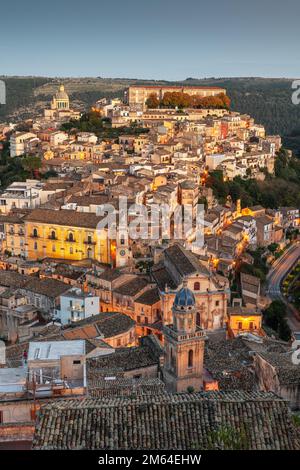 Ragusa Ibla, Italie vue sur la ville au crépuscule en Sicile. Banque D'Images