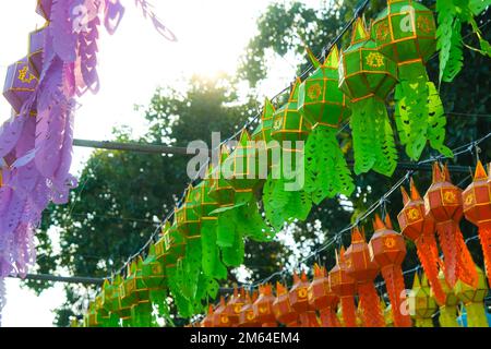 Le style des lanternes en papier du nord de la Thaïlande. Les lanternes en papier coloré de Lanna sont utilisées pour décorer les festivals de Loi Krathong et du nouvel an dans le nord de la Thaïlande. Banque D'Images