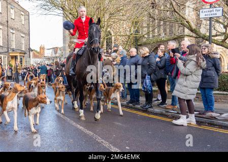 Silver Street, Maldon, Essex, Royaume-Uni. 2nd janvier 2023. L’Essex avec Farmers & Union Hunt a défilé leurs chevaux et leurs chiens le long de Maldon High Street pour leur réunion annuelle du jour de l’an. Supporters and action contre les manifestants anti-chasse à la chasse aux renards ont assisté à l'événement. Le Hunt s'est rassemblé dans un parking de pub pour des rafraîchissements avant de partir Banque D'Images