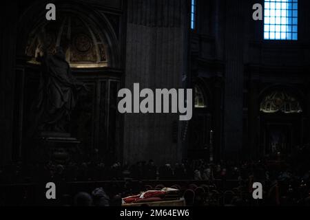 Vatikanstadt, Vatican. 02nd janvier 2023. Le corps du Pape émérite Benoît XVI est établi à Saint Basilique Saint-Pierre. Le Pape émérite était décédé à l'âge de 95 ans. Credit: Oliver Weiken/dpa/Alay Live News Banque D'Images