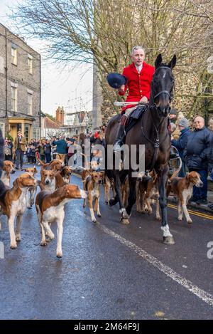 Silver Street, Maldon, Essex, Royaume-Uni. 2nd janvier 2023. L’Essex avec Farmers & Union Hunt a défilé leurs chevaux et leurs chiens le long de Maldon High Street pour leur réunion annuelle du jour de l’an. Supporters and action contre les manifestants anti-chasse à la chasse aux renards ont assisté à l'événement. Le Hunt s'est rassemblé dans un parking de pub pour des rafraîchissements avant de partir Banque D'Images