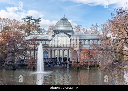 Pavillon de verre Crystal Palace dans le parc Buen Retiro à Madrid Espagne le 11 décembre 2022 Banque D'Images