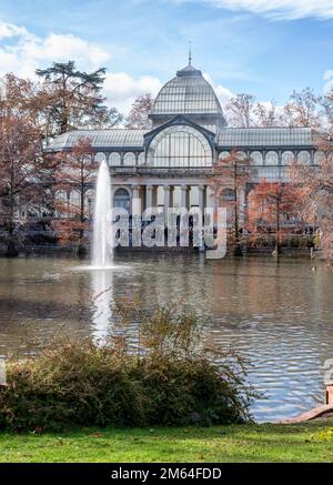 Pavillon de verre Crystal Palace dans le parc Buen Retiro à Madrid Espagne le 11 décembre 2022 Banque D'Images