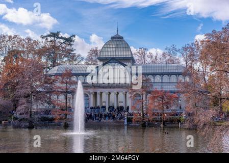 Pavillon de verre Crystal Palace dans le parc Buen Retiro à Madrid Espagne le 11 décembre 2022 Banque D'Images