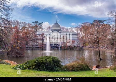 Pavillon de verre Crystal Palace dans le parc Buen Retiro à Madrid Espagne le 11 décembre 2022 Banque D'Images