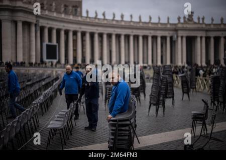 Vatican, Vatican. 02nd janvier 2023. Les travailleurs ont mis en place des chaises pour les funérailles du regretté Pape émérite Benoît XVI à l'extérieur de Saint-Jean Basilique Saint-Pierre au Vatican. Credit: Oliver Weiken/dpa/Alay Live News Banque D'Images