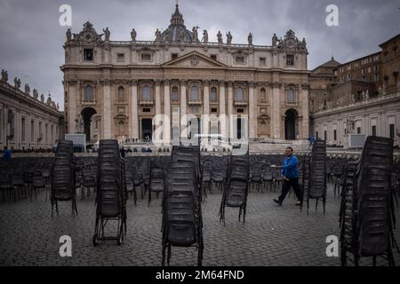 Vatican, Vatican. 02nd janvier 2023. Les travailleurs ont mis en place des chaises pour les funérailles du regretté Pape émérite Benoît XVI à l'extérieur de Saint-Jean Basilique Saint-Pierre au Vatican. Credit: Oliver Weiken/dpa/Alay Live News Banque D'Images