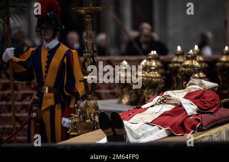 Vatican, Vatican. 02nd janvier 2023. Le corps du regretté Pape émérite Benoît XVI a été établi dans l'état à l'intérieur de Saint Basilique Saint-Pierre au Vatican. Credit: Oliver Weiken/dpa/Alay Live News Banque D'Images