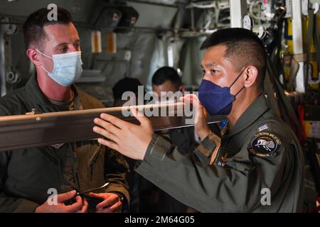 ÉTATS-UNIS Le capitaine de la Force aérienne Garrett Mazachek, 36th escadron de transport aérien C-130J pilote Super Hercules, à gauche, et le commandant de l’escadre Saard Pongsajaroennon, commandant de l’escadron de la Force aérienne royale thaïlandaise 601st, font une tournée du C-130J à l’aérodrome U-Tapao de la Marine royale thaïlandaise, en Thaïlande, au 31 mars 2022. Des aviateurs affectés au groupe de maintenance 374th et 36th SE sont rendus en Thaïlande pour une formation conjointe avec la Royal Thai Air Force. Banque D'Images