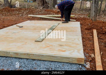 Les poutres de charpente en bois qui composent le cadre de bâton de fondation de pont de hangar sont faites de bois dur Banque D'Images