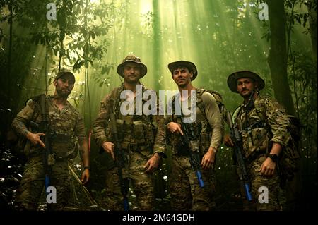 ÉTATS-UNIS Des parasauveteurs de la Force aérienne affectés à l'équipe bleue de l'escadron de sauvetage 38th posent pour une photo de groupe lors de l'entraînement de guerre dans la jungle à Wahiawa, Hawaii, 31 mars 2022. L'équipe bleue a suivi tour à tour ses coéquipiers dans la jungle à l'aide des techniques qu'elle a apprises des instructeurs de l'école d'opérations de suivi tactique. Les 38th RQS se sont entraînés dans la guerre de la jungle pour adapter les tactiques, techniques et procédures de sauvetage du personnel pour la région Indo-Pacifique. Banque D'Images