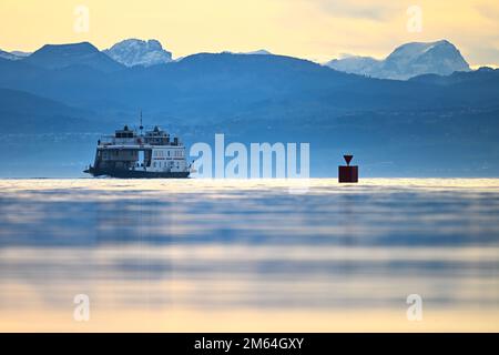 Friedrichshafen, Allemagne. 02nd janvier 2023. Un ferry traverse le lac de Constance en direction de Romanshorn, tandis que les Alpes suisses sont visibles en arrière-plan. Credit: Felix Kästle/dpa/Alay Live News Banque D'Images