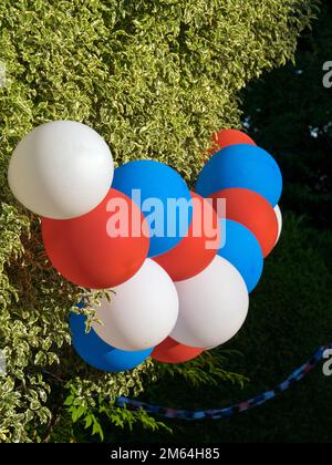 Ballons rouges blancs et bleus, exposés à l'extérieur pour célébrer l'événement royal du Jubilé de platine de la Reine Elizabeth II Banque D'Images