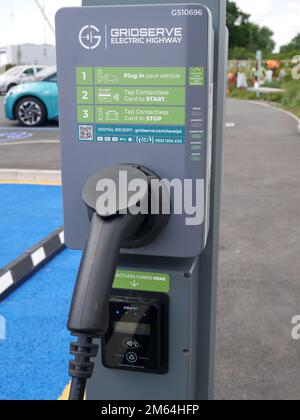 Gridserve Electric Highway, terminal de charge électrique disponible pour charger les véhicules électriques dans ses aires de stationnement dédiées, Norwich, Norfolk, Angleterre Banque D'Images