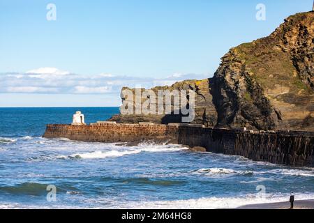 Portreath,Cornouailles,2nd janvier 2023, les gens étaient dehors pour une promenade matinale sur la plage à marée haute à Portreath,Cornouailles. Le ciel était bleu avec le soleil glorieux et 8C, la prévision après aujourd'hui est pour le temps humide pour les prochains jours. Le pétrolier Maersk Bering a été ancré juste au large de la côte, ce qui est très inhabituel.Credit: Keith Larby/Alamy Live News Banque D'Images