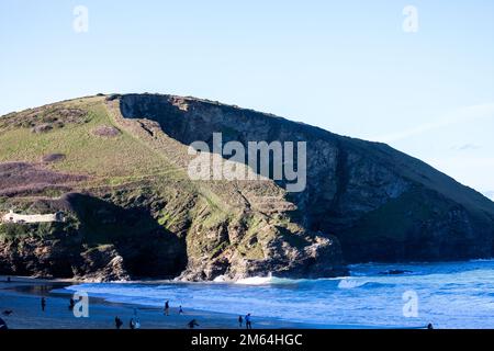 Portreath,Cornouailles,2nd janvier 2023, les gens étaient dehors pour une promenade matinale sur la plage à marée haute à Portreath,Cornouailles. Le ciel était bleu avec le soleil glorieux et 8C, la prévision après aujourd'hui est pour le temps humide pour les prochains jours. Le pétrolier Maersk Bering a été ancré juste au large de la côte, ce qui est très inhabituel.Credit: Keith Larby/Alamy Live News Banque D'Images