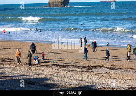 Portreath,Cornouailles,2nd janvier 2023, les gens étaient dehors pour une promenade matinale sur la plage à marée haute à Portreath,Cornouailles. Le ciel était bleu avec le soleil glorieux et 8C, la prévision après aujourd'hui est pour le temps humide pour les prochains jours. Le pétrolier Maersk Bering a été ancré juste au large de la côte, ce qui est très inhabituel.Credit: Keith Larby/Alamy Live News Banque D'Images