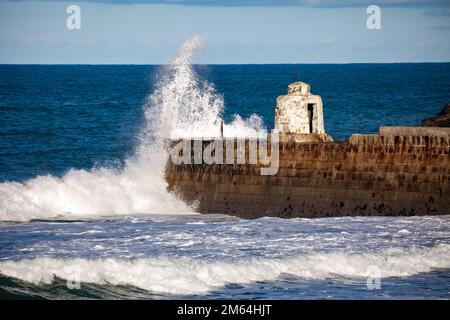 Portreath,Cornouailles,2nd janvier 2023, les gens étaient dehors pour une promenade matinale sur la plage à marée haute à Portreath,Cornouailles. Le ciel était bleu avec le soleil glorieux et 8C, la prévision après aujourd'hui est pour le temps humide pour les prochains jours. Le pétrolier Maersk Bering a été ancré juste au large de la côte, ce qui est très inhabituel.Credit: Keith Larby/Alamy Live News Banque D'Images