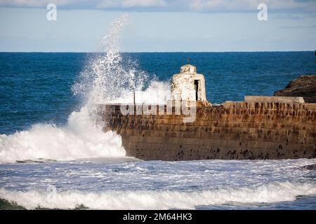 Portreath,Cornouailles,2nd janvier 2023, les gens étaient dehors pour une promenade matinale sur la plage à marée haute à Portreath,Cornouailles. Le ciel était bleu avec le soleil glorieux et 8C, la prévision après aujourd'hui est pour le temps humide pour les prochains jours. Le pétrolier Maersk Bering a été ancré juste au large de la côte, ce qui est très inhabituel.Credit: Keith Larby/Alamy Live News Banque D'Images