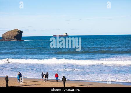 Portreath,Cornouailles,2nd janvier 2023, les gens étaient dehors pour une promenade matinale sur la plage à marée haute à Portreath,Cornouailles. Le ciel était bleu avec le soleil glorieux et 8C, la prévision après aujourd'hui est pour le temps humide pour les prochains jours. Le pétrolier Maersk Bering a été ancré juste au large de la côte, ce qui est très inhabituel.Credit: Keith Larby/Alamy Live News Banque D'Images