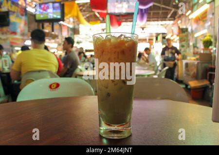 Georgetown, Penang, Malaisie - novembre 2012 : un grand verre de cendol glacé, la boisson traditionnelle de dessert milkshake dans un centre de belliciste à George Town, P Banque D'Images