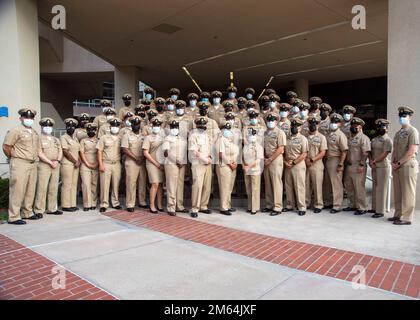 220401-N-XB470-1074 SAN DIEGO (1 avril 2022) les petits officiers en chef affectés au Commandement de la préparation et de l'entraînement en médecine de la Marine (NMRTC) San Diego posent pour une photo de groupe commémorant l'anniversaire 129th du petit officier en chef de l'hôpital 1 avril. Le grade de chef de la petite direction a été officiellement établi 1 avril 1893. La mission du NMRTC San Diego est de préparer les membres du service à se déployer à l'appui des forces opérationnelles, à fournir des services de santé de haute qualité et à façonner l'avenir de la médecine militaire par l'éducation, la formation et la recherche. NMRTC San Diego emploie plus de 6 000 actifs Banque D'Images