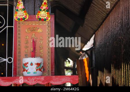 Georgetown, Penang, Malaisie - novembre 2012 : un sanctuaire traditionnel à l'extérieur d'une maison chinoise dans la zone de la jetée de Chew du village de bord de mer dans le héri Banque D'Images