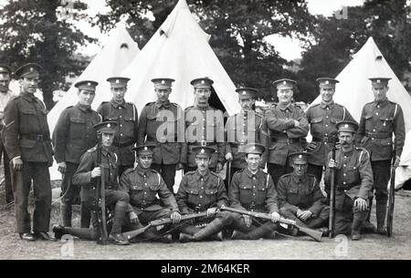 Un groupe de soldats dans le corps de service de l'armée posant avec leurs fusils dans le camp pendant la première Guerre mondiale. Banque D'Images