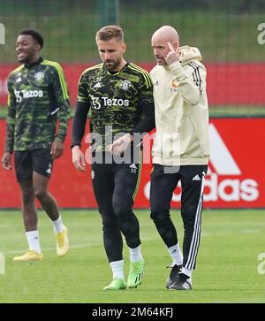 Photo du dossier en date du 12-10-2022 de Luke Shaw de Manchester United s'entretient avec le directeur Erik Ten Hag. Erik Ten Hag croit que Luke Shaw peut briller au centre-arrière pour Manchester United. Le défenseur de l'Angleterre a aidé à s'unir à une victoire de 1-0 à Wolves le jour du nouvel an et pourrait recommencer en milieu contre Bournemouth mardi. Date de publication : lundi 2 janvier 2023. Banque D'Images