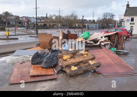 Le nettoyage le jour du nouvel an après une énorme inondation a affecté les entreprises et les maisons à Whitesands, Dumfries, Écosse le 30 décembre 2022. Banque D'Images