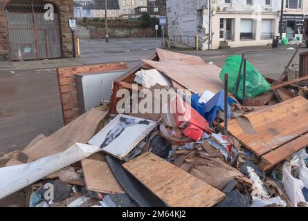 Vue du nettoyage du jour de l’an après d’énormes inondations qui ont affecté les entreprises des Whitesands à Dumfries, en Écosse, le 30 décembre 2022. Banque D'Images