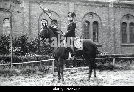 Un hussar allemand monté et tenant une lance c. avant la Guerre mondiale franiste. Banque D'Images
