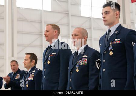 Le commandant adjoint de la Réserve de la Force aérienne décerne la Croix de vol distinguée à quatre membres de l'équipage C-17A Globemaster III lors d'une cérémonie à la base aérienne de Travis, en Californie, le 1 avril 2022. Trois aviateurs de la Réserve Citizen affectés à l'aile 349th de la mobilité aérienne à Travis, Et un Airman de service actif de la 3rd Wing, base conjointe Elmendorf-Richardson, Alaska, a été reconnu pour avoir répondu à l'appel de leur nation lorsqu'ils ont aidé à évacuer les Américains et leurs alliés hors d'Afghanistan lors de l'opération alliés refuge en août 2021. Au cours de la cérémonie, le major général Matthew J. Burger, l'ancien comm Banque D'Images