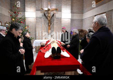 Vatican, Vatican. 02nd janvier 2023. Italie, Rome, Vatican, 2023/1/1.Traduction du corps du Pape émérite Benoît XVI du Monastère Mater Ecclesiae à Saint-Jean Basilique Saint-Pierre au Vatican Photographie par les médias du Vatican/presse catholique photo . LIMITÉ À L'USAGE ÉDITORIAL - PAS DE MARKETING - PAS DE CAMPAGNES PUBLICITAIRES crédit: Agence de photo indépendante/Alamy Live News Banque D'Images