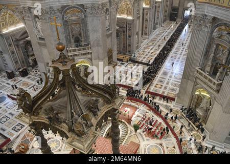 Cité du Vatican, Cité du Vatican. 02nd janvier 2023. Le corps du Pape émérite Benoît XVI se trouve dans l'état à l'intérieur de Saint Basilique Saint-Pierre au Vatican dans la Cité du Vatican, lundi, 2 janvier 2023. Il est mort samedi, 31 décembre 2022, et ses funérailles auront lieu jeudi, 5 janvier 2023. Photo de Stefano Spaziani/ Credit: UPI/Alamy Live News Banque D'Images