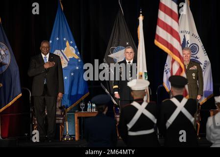 Le secrétaire à la Défense, Lloyd J. Austin III, préside le changement de commandement aux États-Unis Central Command, aux États-Unis Le général de l'armée Michael « Erik » Kurilla prend le commandement des États-Unis Corps de marine général Kenneth F. McKenzie Jr., Tampa, Floride, 1 avril 2022. (Photo DoD par Lisa Ferdinando) Banque D'Images