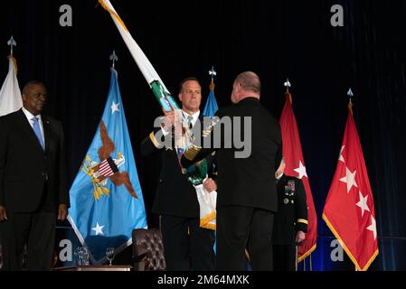 Le secrétaire à la Défense, Lloyd J. Austin III, préside le changement de commandement aux États-Unis Central Command, aux États-Unis Le général de l'armée Michael « Erik » Kurilla prend le commandement des États-Unis Corps de marine général Kenneth F. McKenzie Jr., Tampa, Floride, 1 avril 2022. (Photo DoD par Lisa Ferdinando) Banque D'Images